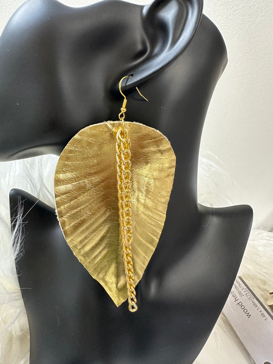 Oversized Gold Leaf w/Chain